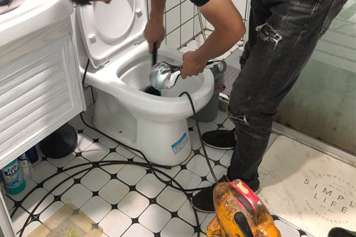 沉湖管委会疏通下水道