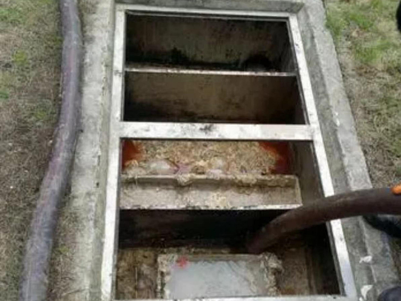 沉湖管委会隔油池清理