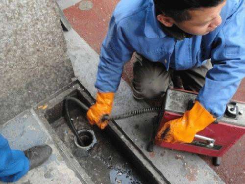 沉湖管委会疏通下水道